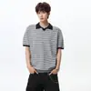 Camisa Polo de Punto a Rayas de Manga Corta Estilo Ligeramente Maduro para Hombre Verano Versión Coreana Holgada Retro Manga Media Capa Base de Punto Venta al por Mayor