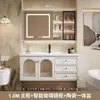 Gabinete de baño de estilo lujo ligero, minimalista y rústico, una combinación de madera maciza para uso doméstico, con un lavabo cerámico integrado para lavarse las manos y la cara