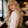 Peluca de Fábrica en Stock para Mujer, Cabello Largo Pieza Completa, Estilo TikTok con Flequillo, Postizo Realista de Cabello Largo Rizado, Venta al por Mayor de Una Pieza