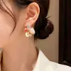 Brincos de Flor de Cinco Pétalas com Pérolas Incrustadas de Diamante, Doces e Versáteis, Moda de Nicho, Brincos de Luxo Leve de Alta Qualidade, Atacado