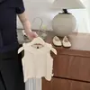 Chaleco sin mangas de dos colores con cuello de volantes para niña, lindo color rosa albaricoque con encaje de ondas, cuello redondo, top versátil como capa base para bebé