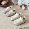 Tênis Feminino 2026 Primavera e Outono Novo Modelo Infantil com Bordado de Cerejinha Sapatos Casuais para Meninas Pequenas com Solas Macias