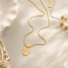 Collar Colgante Ovalado Grabado con Forma de M Negro Dorado Centrado en el Diseño Lujo Ligero Nicho Sensación de Alta Gama Accesorio Colgante para Mujeres Moderno Versátil