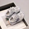 Zapatos Infantiles 2026 Primavera y Otoño Nuevos Zapatos de Entrenamiento Alemanes Zapatos Deportivos para Niños Suela Suave Tenis para Niñas Mayores Zapatos Blancos de Moda