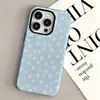 Funda de teléfono con diseño de piel de camarón estilo caliente fondo azul claro margarita pequeña iPhone17 sensación minimalista Apple 18pm película mate carcasa dura
