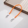 Correa de muñeca única de cuero PU nuevo, cordón para teléfono, cadena de mano colorida versátil de doble hebilla, accesorio de cadena para teléfono