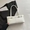 Bolsa de ombro estilo coreano, design de nicho, retrô e sofisticada, versátil com alça de rebite, grande capacidade, adequada para o dia a dia, bolsa de ombro tote