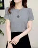 Camiseta Básica de Manga Corta con Hombro Normal para Primavera y Verano con Bordado de Camelia, Talla Grande, Top Moderno Ajustado para Mujer al por Mayor