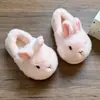 Pantuflas de algodón de conejo blanco al por mayor para mujer, lindas pantuflas de invierno para el hogar, pantuflas cálidas de felpa con suela suave para estudiantes en interiores