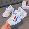 2025 Tênis Esportivo Branco Infantil Meninos Sapatinhos Brancos Sapatos de Tela para Estudantes Verão Respirável Crianças Médias e Grandes Meninas Sapatos de Pai