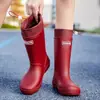 Botas de Chuva e Sapatos Aquáticos de Novo Estilo Transfronteiriços para Mulheres, Impermeáveis, Antiderrapantes, Modernos e Populares, Sapatos de Chuva Leves para Mulheres, Sapatos de Borracha para Adultos