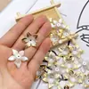 Horquilla para el Cabello con Flor de Glicinia de Perla Sintética Estampada en Oro con Borde Dorado Estilo Vintage Flor de Pétalo Hecha a Mano para Manualidades Accesorio para el Cabello