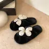 Las pantuflas de algodón son cómodas y versátiles, las pantuflas peludas para mujer son de nicho, modernas, cálidas, con diseño de mariposa, nueva versión coreana 2026