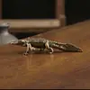 Latón Anfibio Cocodrilo Mascota de Té Mesa de Té Artesanías Adorno Vintage Cocodrilo Desgastado Escritorio Pie de Decoración Pequeño