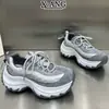 En stock~Zapatos de papá Paris más vendidos para mujer 2026 nuevos versátiles suela gruesa que aumenta la altura ligeros zapatos deportivos casuales