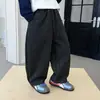 Calças de menino para o outono de 2026, novas calças de moletom xadrez estilosas para crianças, calças compridas casuais estilo jogger de perna larga para meninos, modernas e descoladas