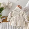 Enterizo de primavera y otoño para bebé niña, estampado floral, diseño triangular, mameluco estilo princesa con encaje y sombrero a juego