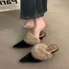Sapatos Meia Pantufa de Pelo de Coelho de Ponta Fina Salto Bloco de Luxo Nicho Sapatos Peludos Femininos 2026 Outono/Inverno Novo Versátil para Usar Fora Temperamento Pantufas