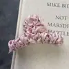 Grampo de Cabelo Plissado Mercerizado de Tecido Suave para Mulheres 2025 Novo Grampo de Cabelo de Alta Qualidade na Parte de Trás da Cabeça Elegante Presilha Tubarão Acessórios de Cabelo