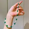 Solo este collar de cadena para clavícula con diseño de perla de cristal artificial de alto brillo y calcedonia verde natural verde