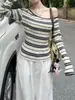 Camiseta listrada assimétrica casual retrô estilo coreano para mulheres, novo top curto sexy justo para outono, ombro a ombro