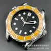 Relógio masculino estilo executivo com movimento chinês NH35, um modelo popular para exportação, apresentando um movimento mecânico totalmente automático e um mostrador luminoso