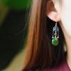Nueva hebilla de seguridad de jade Hetian con borla de plata esterlina S925 incrustada, temperamento femenino de rojo del sur, aretes de joyería de lapislázuli