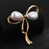 Moda Nova Broche Borboleta Folha de Ginkgo Pérola Coelho Branco High-end Notas Rosa Pinos de Roupa Corsage para Casaco