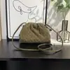 Bolsa Nuvem Camurça Fosca Retrô Boca Dourada Bolsa Tecida à Mão 2025 Nova Bolsa de Mão Pregueada Formato Dumpling