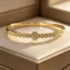 Pulseira Aogu Luxo Leve Elegante Cobre Banhado a Ouro 18K Zircônia Coração Flor para Mulheres, Pulseira Nova Versátil de Alto Padrão de Nicho