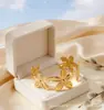 Pulseira Cruzada Europeia e Americana Nova de Aço Titânio com um Toque de Nicho de Luxo, Design de Flor, Banhada a Ouro 18K, Luxo Leve, Aberta, Pulseira que Não Desbota