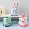 Portalápices Caja de Almacenamiento de Coche de Dibujos Animados para Estudiantes de Primaria Hombres y Mujeres Portalápices de Almacenamiento de Escritorio Pegatinas DIY Gran Capacidad Modelo Nuevo