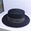 Chapéu feminino vintage de feltro de lã australiana, outono/inverno, com fita de cetim plissada estilo britânico, chapéu simples de aba reta com detalhe metálico