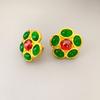Nuevos aretes de botón de aguja de plata 925 personalizados estilo pastoral de moda con forma de flor pequeña con incrustaciones de gema esmeralda venta al por mayor