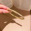 Pulseira com Fecho em Zircônia Banhada a Ouro 18K Padrão Torcido Retro Luxo Leve Versátil Pulseira de Pulso Joia de Mão Simples Elegante