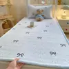 Cobertor de Cama de Lã de Leite de Gaze de Camada Dupla Conjunto de Três Peças Cobertor Usável dos Dois Lados Protetor de Colchão Cama para Dormitório de Estudante