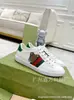 2026 Nuevas zapatillas blancas de la marca g con bordado de abeja, letras y diseño de rosa para mujer, zapatillas planas casuales para parejas, diseño de labios para hombre