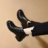 Botas curtas de bico redondo para mulheres 2026 Outono/Inverno zíper traseiro solado reto botas Chelsea forro de pelúcia botas quentes de algodão botas estilo Martin botas de couro femininas