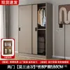 Guarda-roupa com portas de correr e compartimento superior, aproveitando ao máximo o espaço, armário branco com portas de correr para quarto de casa