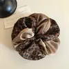Scrunchie de cetim com retalhos de estampa de leopardo retrô, um acessório de cabelo estiloso e sofisticado com um toque quente e outonal