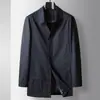 Casaco Trench Coat Masculino 2026 Primavera e Outono Comprimento Médio Luxo Leve Negócios Gola Lapela Trench Coat Para Jovens High-End Casual Jaqueta Não Amassa