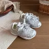 Nueva colección de primavera y otoño de zapatillas de cuero para niñas: modernos, versátiles, con diseños de dibujos animados, suelas suaves y características antideslizantes, adecuados para estudiantes, para correr y para uso casual