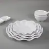 Plato Llano de Melamina Blanca con Borde Ondulado en Forma de Pétalo Plato Creativo Sencillo para Servir Postres Set para Hotel Restaurante Venta al por Mayor