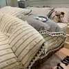 Juego de colcha y faldón de cama jacquard teñido en hilo de cuatro piezas con bordado de encaje, juego de ropa de cama floral fresco y delicado de cuatro piezas