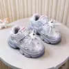 Zapatos versátiles de dibujos animados transpirables que aumentan la altura 2026 verano nueva moda antideslizantes lindos para exteriores zapatos deportivos casuales para niñas