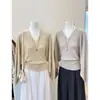 Suéter de punto con cuello en V y mangas murciélago color avena para mujer, estilo otoño, con un look único, hermoso y sin esfuerzo chic, con un diseño que ciñe la cintura