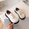 Zapatos pequeños de piel 2025 primavera y otoño nuevos estilo británico con cordones zapatos de actuación para estudiantes niños y niñas niños medianos y grandes zapatos de vestir