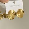Luxo Leve, Estilo Normcore Exquisito, Brincos Redondos de Metal Brilhante Assimétricos para Mulheres, Novos Brincos Plissados Tendência, Brincos Elegantes