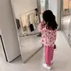 Conjunto de Dos Piezas para Niña Primavera y Otoño 2026 Estilo Coreano Camisa de Manga Larga Floral con Solapa Grande + Pantalones Largos Color Rojo Rosa