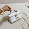 Nova Coleção Outono/Inverno 2026: Bolsa de mão de alta qualidade com padrão de diamante para mulheres, apresentando um adorno de bola dourada em formato de coração, uma alça de corrente e projetada como uma bolsa de ombro ou bolsa transversal.